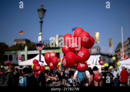 Marsch für das Leben DEU, Deutschland, Deutschland, Berlin, 21.09.2024 Luftballons mit Aufschrift wie Lieben das Leben auf der Demonstration Marsch für das Leben vom Bundesverband Lebensrecht , Christdemokraten für das Leben und andere Organisationen unter dem Motto die Schwaechsten schuetzen Ja zu jedem Kind und für ein Europa ohne Abtreibung und Euthabasie im Regierungsviertel in Berlin Deutschland . Die Demo und Kundgebung richtet sich gegen Schwangerschaftsabbrueche und Praktiken der Sterbehilfe, Stammzellforschung und Praeimplantationsdiagnostik en: Ballons mit der Inschrift How to l Stockfoto