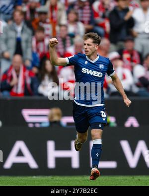 Köln, Deutschland. September 2024. Fußball: Bundesliga 2, 1. FC Köln - Karlsruher SC, Spieltag 7, RheinEnergieStadion. Karlsruher Torschütze Leon Jensen feiert, nachdem er mit 4:3-Torschütze geschossen hat. Hinweis: Marius Becker/dpa - WICHTIGER HINWEIS: Gemäß den Vorschriften der DFL Deutschen Fußball-Liga und des DFB Deutschen Fußball-Bundes ist es verboten, im Stadion und/oder des Spiels aufgenommene Fotografien in Form von sequenziellen Bildern und/oder videoähnlichen Fotoserien zu verwenden oder zu verwenden./dpa/Alamy Live News Stockfoto