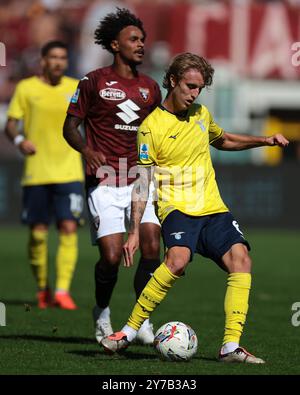 Turin, Italien. September 2024. Nicolo Rovella von SS Lazio übergibt den Ball, als Valentino Lazaro vom FC Turin während des Spiels der Serie A im Stadio Grande Torino in Turin endet. Der Bildnachweis sollte lauten: Jonathan Moscrop/Sportimage Credit: Sportimage Ltd/Alamy Live News Stockfoto