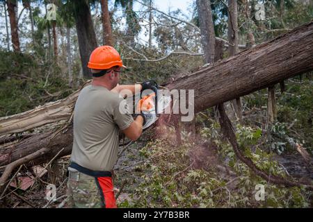 Steinhatchee, Usa. September 2024. US-Luftstreitkräfte, die der 202nd Rapid Engineer Deployable Heavy Operational Repair Squadron Engineers (RED HORSE) Squadron, Florida Air National Guard, am 28. September 2024 nach dem Sturz von Hurrikan Helene in Steinhatchee, Florida, zugewiesen wurden. Am Samstagabend blieben 975.000 Versorgungskunden in South Carolina, 605,000 in North Carolina, 677.000 in Georgia und 289.000 in Florida ohne Strom. Foto von Staff Sgt. Jacob Hancock/USA Air National Guard/UPI Credit: UPI/Alamy Live News Stockfoto