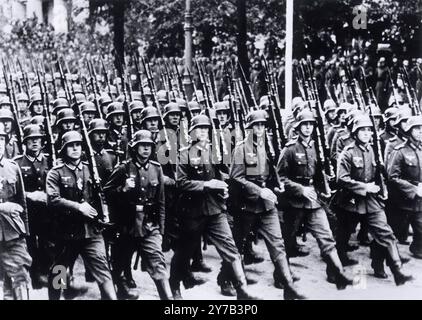 Deutsche Soldaten marschieren mit Bajonetten nach Warschau. Das Foto stammt vom 5. Oktober 1939, etwas mehr als einen Monat nach der Invasion. Warschau kapitulierte am 27. September, also handelt es sich hier um Besatzungstruppen und nicht um Kampfeinheiten an der Front. Stockfoto