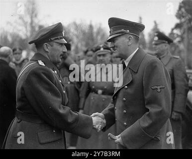 Adolf Hitler grüßt König Boris von Bulgarien anlässlich seines Deutschlandbesuchs. Stockfoto