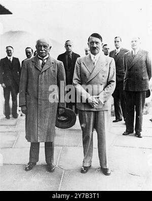 Der ehemalige britische Premierminister David Lloyd George und Adolf Hitler posierten für ein Foto auf der Obersalzburg während Georgs zweiten Besuchs bei der deutschen Kanzlerin. Bundesaußenminister Joachim von Ribbentrop ist im Hinterland zwischen den beiden Staatschefs sichtbar. Lloyd George war nach 1923 sehr pro-deutsch, da Deutschland in Versailles ungerecht behandelt worden war. Das Foto stammt vom 7. Juni 1937. Stockfoto