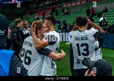 Melbourne, Victoria, Australien. September 2024. MacArthur FC Mittelfeldspieler LUKE BRATTAN (26) begrüßt seine Teamkollegen, nachdem er den Sieg beim Grand Final des Australia Cup 2024 feierte – Melbourne Victory FC gegen Macarthur FC im AAMI Park, Melbourne (Credit Image: © James Forrester/ZUMA Press Wire) NUR ZUR REDAKTIONELLEN VERWENDUNG! Nicht für kommerzielle ZWECKE! Quelle: ZUMA Press, Inc./Alamy Live News Stockfoto