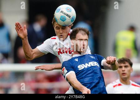 Köln, Deutschland. September 2024. Fußball: Bundesliga 2, 1. FC Köln - Karlsruher SC, Spieltag 7, RheinEnergieStadion. Kölner Timo Hübers (l) und Karlsruher Budu Zivzivadze kämpfen um den Ball. Hinweis: Marius Becker/dpa - WICHTIGER HINWEIS: Gemäß den Vorschriften der DFL Deutschen Fußball-Liga und des DFB Deutschen Fußball-Bundes ist es verboten, im Stadion und/oder des Spiels aufgenommene Fotografien in Form von sequenziellen Bildern und/oder videoähnlichen Fotoserien zu verwenden oder zu verwenden./dpa/Alamy Live News Stockfoto