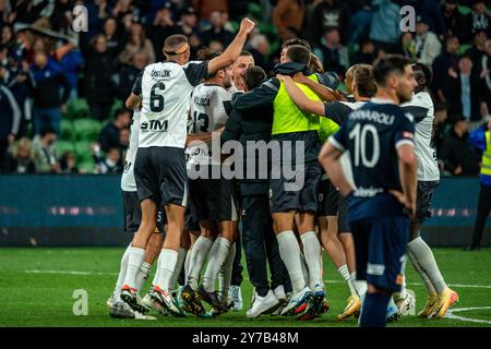 Melbourne, Victoria, Australien. September 2024. Die Spieler von MacArthur FC feiern den Sieg im Finale des Australia Cup 2024 am Ende des Spiels – Melbourne Victory FC gegen Macarthur FC im AAMI Park, Melbourne (Bild: © James Forrester/ZUMA Press Wire) NUR ZUR REDAKTIONELLEN VERWENDUNG! Nicht für kommerzielle ZWECKE! Quelle: ZUMA Press, Inc./Alamy Live News Stockfoto