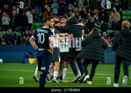 Melbourne, Victoria, Australien. September 2024. Die Spieler von MacArthur FC feiern den Sieg im Finale des Australia Cup 2024 am Ende des Spiels – Melbourne Victory FC gegen Macarthur FC im AAMI Park, Melbourne (Bild: © James Forrester/ZUMA Press Wire) NUR ZUR REDAKTIONELLEN VERWENDUNG! Nicht für kommerzielle ZWECKE! Quelle: ZUMA Press, Inc./Alamy Live News Stockfoto