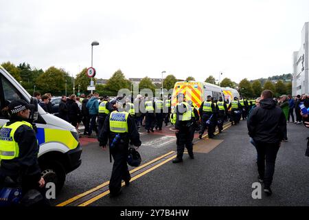 Die Fans von Bristol City werden vor dem Sky Bet Championship Match im Stadion Swansea.com in Swansea von der Polizei ins Stadion begleitet. Bilddatum: Sonntag, 29. September 2024. Stockfoto