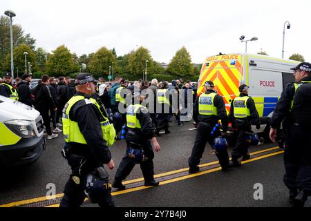 Die Fans von Bristol City werden vor dem Sky Bet Championship Match im Stadion Swansea.com in Swansea von der Polizei ins Stadion begleitet. Bilddatum: Sonntag, 29. September 2024. Stockfoto