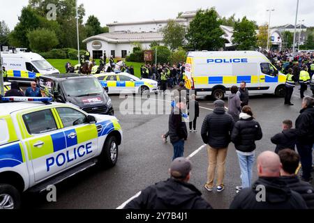 Die Fans von Bristol City werden von der Polizei zum Stadion Swansea.com begleitet, bevor das Sky Bet Championship-Spiel im Stadion Swansea.com in Swansea stattfindet. Bilddatum: Sonntag, 29. September 2024. Stockfoto