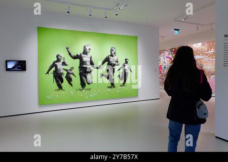 Moco Museum London, Großbritannien. Schlacht von den Beanfield bei Banksy. Stockfoto