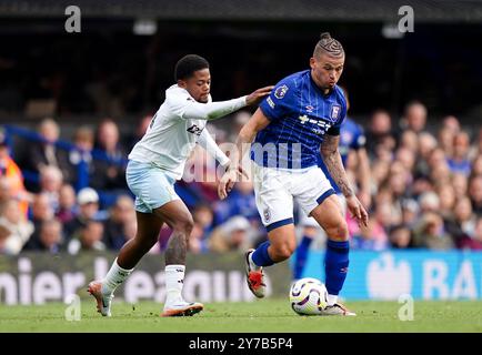 Leon Bailey von Aston Villa (links) und Kalvin Phillips von Ipswich Town kämpfen um den Ball während des Premier League-Spiels in der Portman Road, Ipswich. Bilddatum: Sonntag, 29. September 2024. Stockfoto