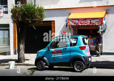 Ein kleines Elektroauto von Quantum Motors, das der Stadtverwaltung von La Paz gehört und Teil des Projekts „Medico en tu Casa“ ist, um medizinische Dienstleistungen und Arztbesuche in den Häusern von Menschen bereitzustellen, die keine Krankenhäuser oder Kliniken besuchen können. Die Dienste begannen im April 2023. Quantum Motors ist ein Unternehmen mit Sitz in Cochabamba, das seit 2019 kleine batteriebetriebene Fahrzeuge herstellt, die aus hauptsächlich aus China importierten Teilen montiert werden. Stockfoto