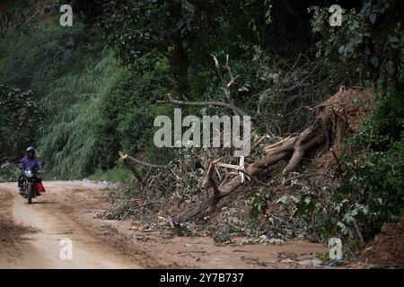 Am 29. September 2024 in Dhading, Nepal. Ein Motorrad durchquert das Erdrutschgebiet bei Jhyaple Khola, wo Fahrzeuge zusammen mit Fahrgästen durch einen Erdrutsch auf der Autobahn nach anhaltenden starken Regenfällen begraben wurden. Nach Angaben der in der Gegend stationierten Sicherheitskräfte wurden mindestens 32 Leichen geborgen. Ein neu gebauter Unterführungstunnel wird für Einsatzfahrzeuge wie Krankenwagen genutzt, während Lokalverkehr und Autobahnfahrzeuge umgeleitet werden, fügten die Sicherheitskräfte hinzu. (Foto: Abhishek Maharjan/SIPA USA) Stockfoto