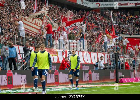 29.09.2024, Fußball: 2. Bundesliga, Saison 2024/2025, 07. Spieltag, 1. FC Köln gegen Karlsruher SC im RheinEnergieStadion in Köln. Die Koelner Fans treiben ihre Mannschaft nach vorne. Wichtiger Hinweis: Gemaess den Vorgaben der DFL Deutsche Fussball Liga bzw. Des DFB Deutscher Fussball-Bund ist es untersagt, in dem Stadion und/oder vom Spiel angefertigte Fotoaufnahmen in Form von Sequenzbildern und/oder videoaehnlichen Fotostrecken zu verwerten bzw. Verwerten zu lassen. Foto: Kirchner-Media/TH Stockfoto