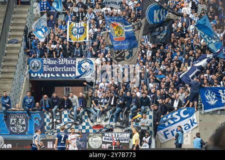 29.09.2024, Fußball: 2. Bundesliga, Saison 2024/2025, 07. Spieltag, 1. FC Köln gegen Karlsruher SC im RheinEnergieStadion in Köln. Die Karlsruher Fans feiern ihre Mannschaft. Wichtiger Hinweis: Gemaess den Vorgaben der DFL Deutsche Fussball Liga bzw. Des DFB Deutscher Fussball-Bund ist es untersagt, in dem Stadion und/oder vom Spiel angefertigte Fotoaufnahmen in Form von Sequenzbildern und/oder videoaehnlichen Fotostrecken zu verwerten bzw. Verwerten zu lassen. Foto: Kirchner-Media/TH Stockfoto