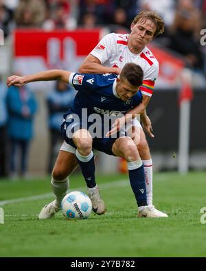 Köln, Deutschland. September 2024. Fußball: Bundesliga 2, 1. FC Köln - Karlsruher SC, Spieltag 7, RheinEnergieStadion. Kölner Timo Hübers (r) und Karlsruher Marvin Wanitzek kämpfen um den Ball. Hinweis: Marius Becker/dpa - WICHTIGER HINWEIS: Gemäß den Vorschriften der DFL Deutschen Fußball-Liga und des DFB Deutschen Fußball-Bundes ist es verboten, im Stadion und/oder des Spiels aufgenommene Fotografien in Form von sequenziellen Bildern und/oder videoähnlichen Fotoserien zu verwenden oder zu verwenden./dpa/Alamy Live News Stockfoto