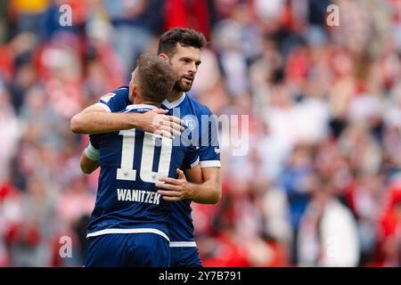 Köln, Deutschland. September 2024. Fußball: Bundesliga 2, 1. FC Köln - Karlsruher SC, Spieltag 7, RheinEnergieStadion. Karlsruher Marvin Wanitzek (l) und Lucas Pfeiffer umarmen sich nach dem Spiel. Hinweis: Marius Becker/dpa - WICHTIGER HINWEIS: Gemäß den Vorschriften der DFL Deutschen Fußball-Liga und des DFB Deutschen Fußball-Bundes ist es verboten, im Stadion und/oder des Spiels aufgenommene Fotografien in Form von sequenziellen Bildern und/oder videoähnlichen Fotoserien zu verwenden oder zu verwenden./dpa/Alamy Live News Stockfoto