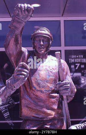 Skulptur von Tim Horton, Teil der „Legends Row“-Serie von Statuen der Toronto Maple Leafs NHL-Legenden, vor der Scotiabank Arena am Raptors Way. Stockfoto