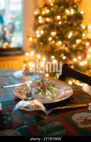 Gemütlicher, warmer festlicher Esstisch mit Besteck am Weihnachtsmorgen bereit zum Abendessen 01 Stockfoto