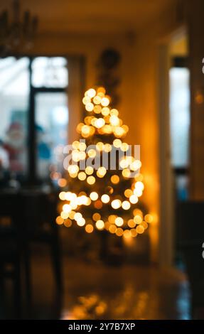 Verschwommene Weihnachtsbaumlichter in der festlichen Lounge 02 Stockfoto