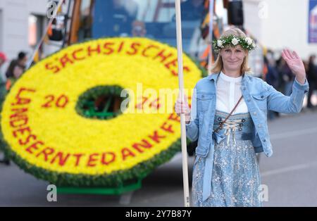 Mittweida, Deutschland. September 2024. Ein Teilnehmer an der Parade weht am Ende des 25. State Harvest Festivals. Das dreitägige Spektakel zog Zehntausende Besucher in die Universitätsstadt in Mittelsachsen. Nächstes Jahr findet das Festival in Hoyerswerda statt. Quelle: Sebastian Willnow/dpa/ZB/dpa/Alamy Live News Stockfoto