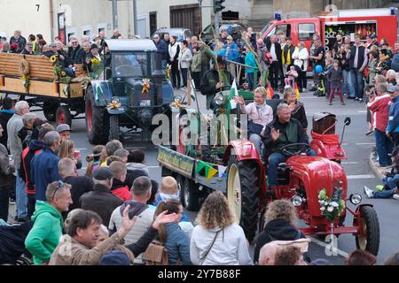 Mittweida, Deutschland. September 2024. Historische Landmaschinen werden in der Parade am Ende des 25. State Harvest Festivals präsentiert. Das dreitägige Spektakel zog Zehntausende Besucher in die Universitätsstadt in Mittelsachsen. Nächstes Jahr findet das Festival in Hoyerswerda statt. Quelle: Sebastian Willnow/dpa/ZB/dpa/Alamy Live News Stockfoto