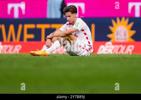 Köln, Deutschland. September 2024. Fußball: Bundesliga 2, 1. FC Köln - Karlsruher SC, Spieltag 7, RheinEnergieStadion. Der Kölner Denis Huseinbasic sitzt nach dem Spiel auf dem Spielfeld. Hinweis: Marius Becker/dpa - WICHTIGER HINWEIS: Gemäß den Vorschriften der DFL Deutschen Fußball-Liga und des DFB Deutschen Fußball-Bundes ist es verboten, im Stadion und/oder des Spiels aufgenommene Fotografien in Form von sequenziellen Bildern und/oder videoähnlichen Fotoserien zu verwenden oder zu verwenden./dpa/Alamy Live News Stockfoto