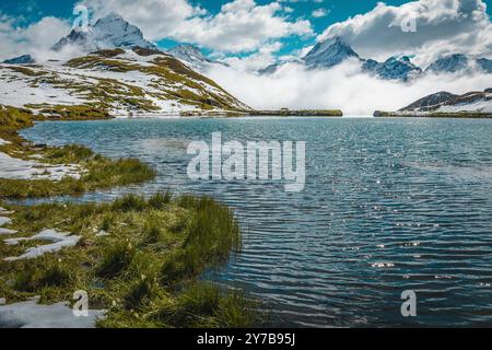 Herrlicher Alpensee und toller Blick mit verschneiten Bergen im Nebel, Bachalpsee, Grindelwald, Berner Oberland, Schweiz, Europa Stockfoto