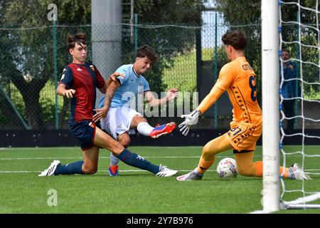 Rom, Italien. September 2024. Federico Serra von SS Lazio U20 tritt beim Spiel Lazio U20 gegen Genua U20 zum Tor 6. Tag der italienischen Fußballmeisterschaft Primavera 1 im Centro Sportivo La Borghesiana am 28. September 2024 in Rom, Italien (Foto: © Roberto Bettacchi/Pacific Press via ZUMA Press Wire) NUR REDAKTIONELLE VERWENDUNG! Nicht für kommerzielle ZWECKE! Stockfoto