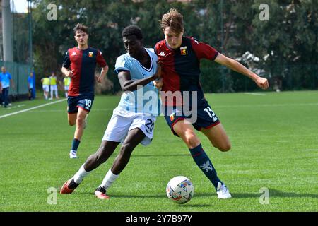 Rom, Italien. September 2024. Mahamadou Balde von SS Lazio U20 und Lukas Klysys während des Spiels Lazio U20 gegen Genua U20 6. Tag der italienischen Fußballmeisterschaft Primavera 1 im Centro Sportivo La Borghesiana am 28. September 2024 in Rom, Italien (Credit Image: © Roberto Bettacchi/Pacific Press via ZUMA Press Wire) NUR REDAKTIONELLE VERWENDUNG! Nicht für kommerzielle ZWECKE! Stockfoto