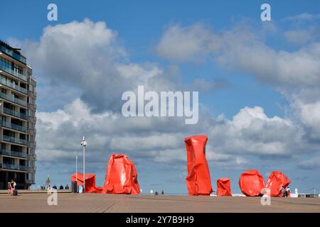 The Rock Strangers Metallinstallationen von Arne Quinze am Ostende Strand, Teil Beaufort04, die Triennale der zeitgenössischen Kunst an der belgischen Küste. Stockfoto