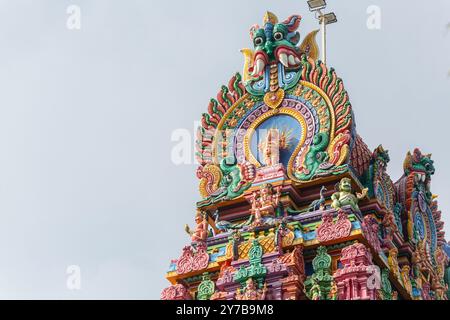 Außendesign des Sri Thendayuthapani Tempels, dravidische Architektur. Singapur. Stockfoto