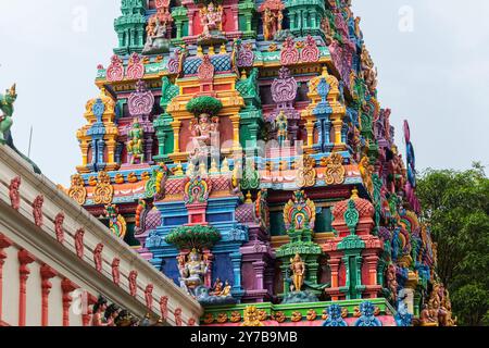 Außendesign des Sri Thendayuthapani Tempels, dravidische Architektur. Singapur. Stockfoto