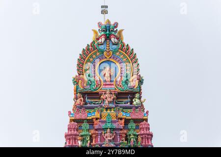 Außendesign des Sri Thendayuthapani Tempels, dravidische Architektur. Singapur. Stockfoto