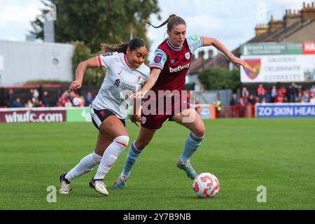 Olivia Smith von Liverpool kämpft um den Ball mit Emma Harries von West Ham United beim FA Women's Super League Match West Ham United Women vs Liverpool Women im Chigwell Construction Stadium, London, Großbritannien, 29. September 2024 (Foto: Izzy Poles/News Images) Stockfoto