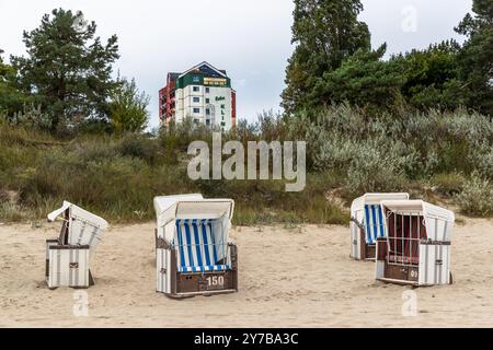 Liegestühle und ein Wellnesshotel als Fertiganlage am Strand in Heringsdorf. Kaiserbäder, Heringsdorf, Mecklenburg-Vorpommern, Deutschland Stockfoto