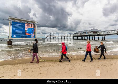 Selbstleuchtende Werbetafel vor dem Pier am Strand Heringsdorf. Kaiserbäder, Heringsdorf, Mecklenburg-Vorpommern, Deutschland Stockfoto