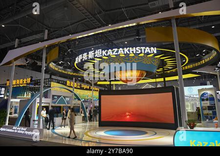 Hangzhou, chinesische Provinz Zhejiang. September 2024. Besucher besuchen den Kasachstan Pavillon auf der dritten Global Digital Trade Expo in Hangzhou, ostchinesischer Provinz Zhejiang, 25. September 2024. Quelle: Huang Zongzhi/Xinhua/Alamy Live News Stockfoto