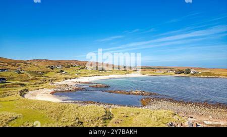 Mellon Udrigle Hamlet Highland Schottland im Spätsommer blauer Himmel weiße Sandstrände und türkisfarbenes Meer Stockfoto