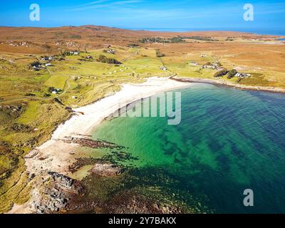 Mellon Udrigle Hamlet Highland Schottland Spätsommer ein weißer Sandstrand Felsen und blaues grünes Meer Stockfoto