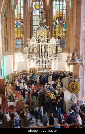 Mittweida, Deutschland. September 2024. Erntekronen werden beim 25. Staatlichen Erntefest in der Stadtkirche „Unser Lieben Frauen“ ausgestellt. Das dreitägige Spektakel zog Zehntausende Besucher in die Universitätsstadt in Mittelsachsen. Nächstes Jahr findet das Festival in Hoyerswerda statt. Quelle: Sebastian Willnow/dpa/ZB/dpa/Alamy Live News Stockfoto