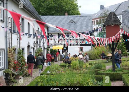 Mittweida, Deutschland. September 2024. Besucher des 25. State Harvest Festival schauen sich die Gärten der Pfarrhäuser an. Das dreitägige Spektakel zog Zehntausende Besucher in die Universitätsstadt in Mittelsachsen. Nächstes Jahr findet das Festival in Hoyerswerda statt. Quelle: Sebastian Willnow/dpa/ZB/dpa/Alamy Live News Stockfoto