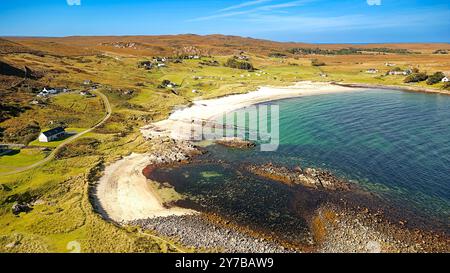 Mellon Udrigle Hamlet Highland Schottland im Spätsommer blauer Himmel mit weißen Sandstränden und türkisfarbenem Meer Stockfoto