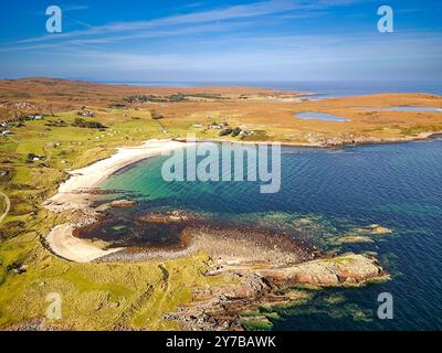 Mellon Udrigle Hamlet Highland Schottland Spätsommer Caravan Park Bucht Sandstrand und blaues grünes Meer Stockfoto