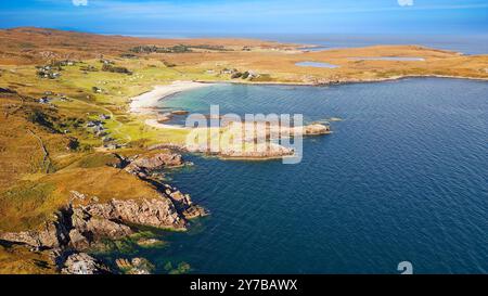 Mellon Udrigle Hamlet Highland Schottland Spätsommer beherbergt Klippen, Bucht Sandstrand und blaues grünes Meer Stockfoto