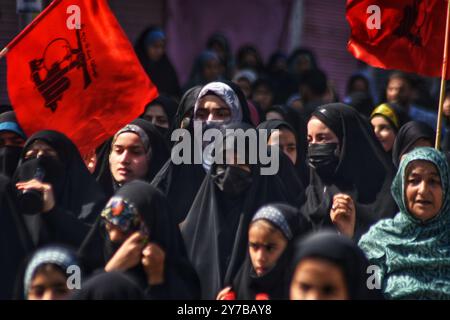 Budgam, Jammu Und Kaschmir, Indien. September 2024. Kaschmiri-schiitische Muslime schreien Parolen während eines Protestes gegen die Ermordung des Hisbollah-Führers Hassan Nasrallah in Magam, etwa 25 km nördlich von Srinagar, der Sommerhauptstadt des indischen Kaschmirs. Die israelische Armee (Tsahal) sagte am 28. September 2024 auf X (ehemals Twitter), dass Hisbollah-Führer Hassan Nasrallah bei einem Nachtschlag auf Beirut getötet wurde, und auch die Hisbollah bestätigte den Tod Nasrallahs in einer Erklärung am selben Tag. Mehr als 41.300 Palästinenser und mehr als 1.400 Israelis sind laut dem palästinensischen Gesundheitsministerium getötet worden Stockfoto