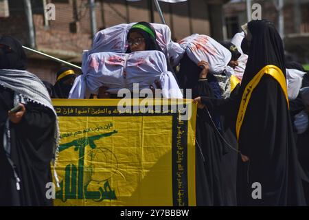 Budgam, Jammu Und Kaschmir, Indien. September 2024. Kaschmiri-schiitische Muslime schreien Parolen während eines Protestes gegen die Ermordung des Hisbollah-Führers Hassan Nasrallah in Magam, etwa 25 km nördlich von Srinagar, der Sommerhauptstadt des indischen Kaschmirs. Die israelische Armee (Tsahal) sagte am 28. September 2024 auf X (ehemals Twitter), dass Hisbollah-Führer Hassan Nasrallah bei einem Nachtschlag auf Beirut getötet wurde, und auch die Hisbollah bestätigte den Tod Nasrallahs in einer Erklärung am selben Tag. Mehr als 41.300 Palästinenser und mehr als 1.400 Israelis sind laut dem palästinensischen Gesundheitsministerium getötet worden Stockfoto