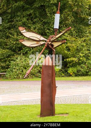 Dragonfly on Bullrush Skulptur im National Botanic Garden of Wales, Chris Crane Bildhauer aus recyceltem Schrott Stockfoto