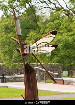 Dragonfly on Bullrush Skulptur im National Botanic Garden of Wales, Chris Crane Bildhauer aus recyceltem Schrott Stockfoto